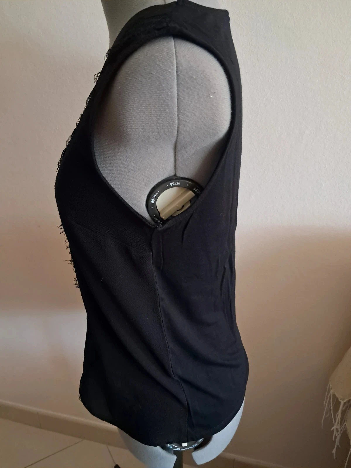 Camiseta negra sin mangas con encaje Naf Naf talla M – photo 2